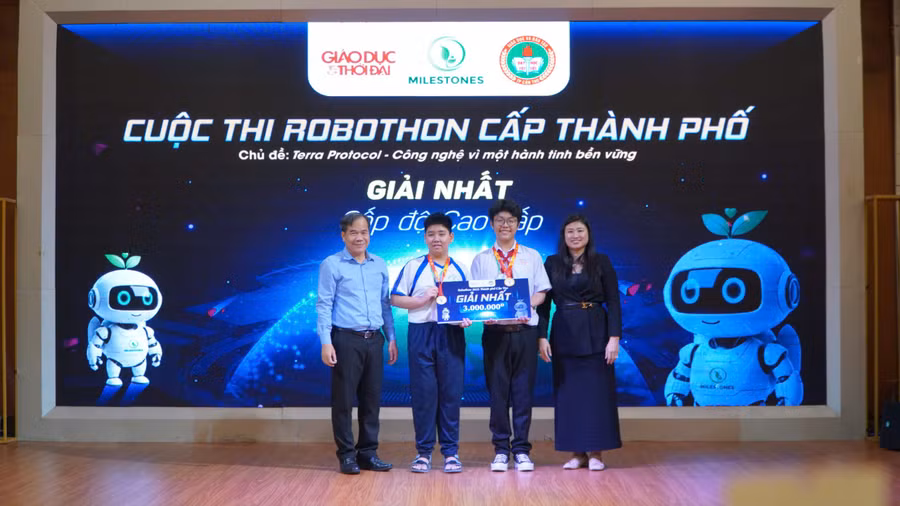 Ông Nguyễn Phúc Tăng và bà Võ Thị Hiền trao giải Nhất (Cao cấp) cho Đội Trường THCS Đoàn Thị Điểm.