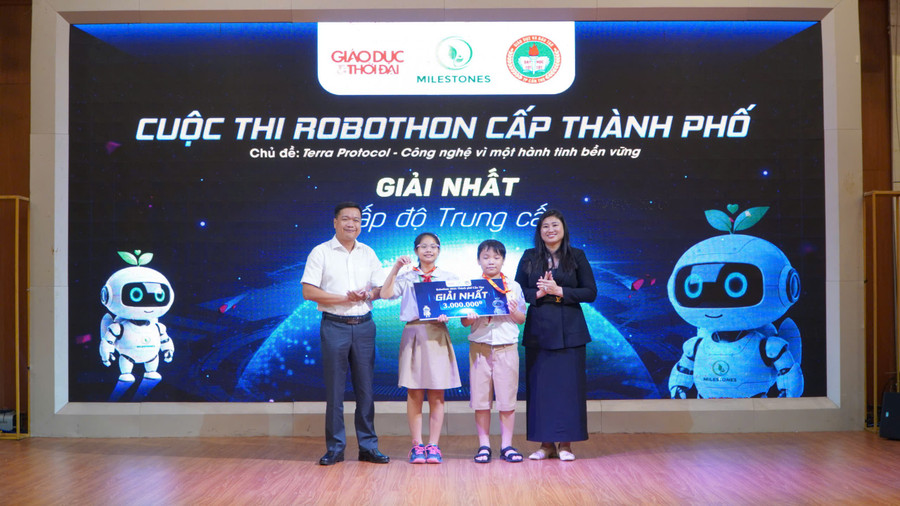 Trao giải Nhất (Trung cấp) cho Đội Trường Tiểu học Ngô Quyền. robothon-01.jpg