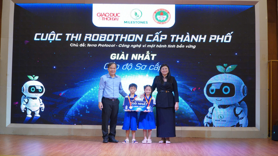 Ông Nguyễn Phúc Tăng và bà Võ Thị Hiền trao giải Nhất (Sơ cấp) cho Đội Trường Tiểu học Bình Thủy. robothon-02.jpg