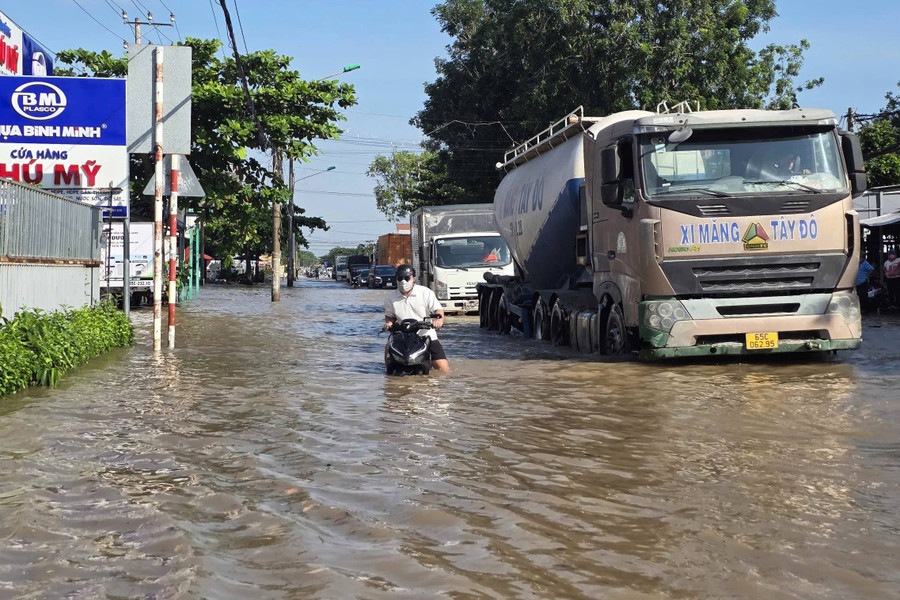 Nhiều phương tiện chết máy trên tuyến đường ngập sâu. nuoc-ngap-trieu-cuong-8.jpg