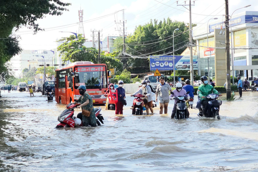 Theo ghi nhận, nhiều tuyến đường thuộc khu vực phường Bình Thủy như Cách mạng Tháng Tám, Bùi Hữu Nghĩa, Lê Hồng Phong và các tuyến thuộc khu vực Cồn Khương đều ngập nước lênh láng. nuoc-ngap-trieu-cuong-9.jpg