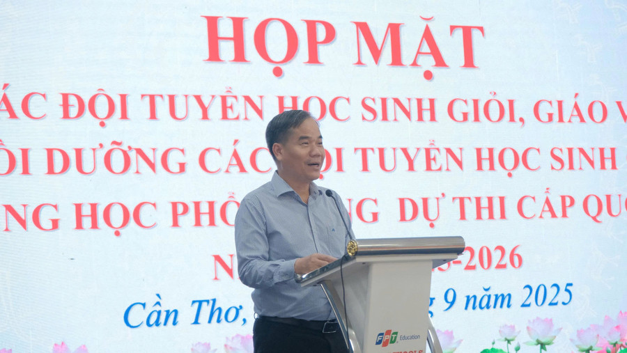 Ông Nguyễn Phúc Tăng, Phó Giám đốc Sở GD&ĐT TP Cần Thơ phát biểu tại buổi họp mặt. Ảnh: Yến Phương.