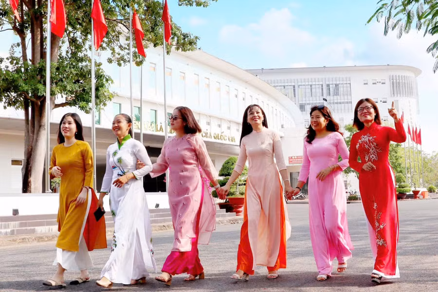 Thạc sĩ Nguyễn Thị Xuân Mai (thứ ba từ phải qua) cùng các giảng viên Trường Đại học An Giang.