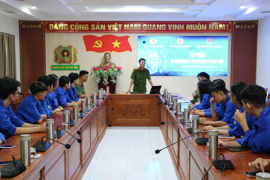 Cán bộ của các phòng nghiệp vụ thông tin nhiều kiến thức bổ ích, thiết thực. doan-vien-thanh-nien.jpg