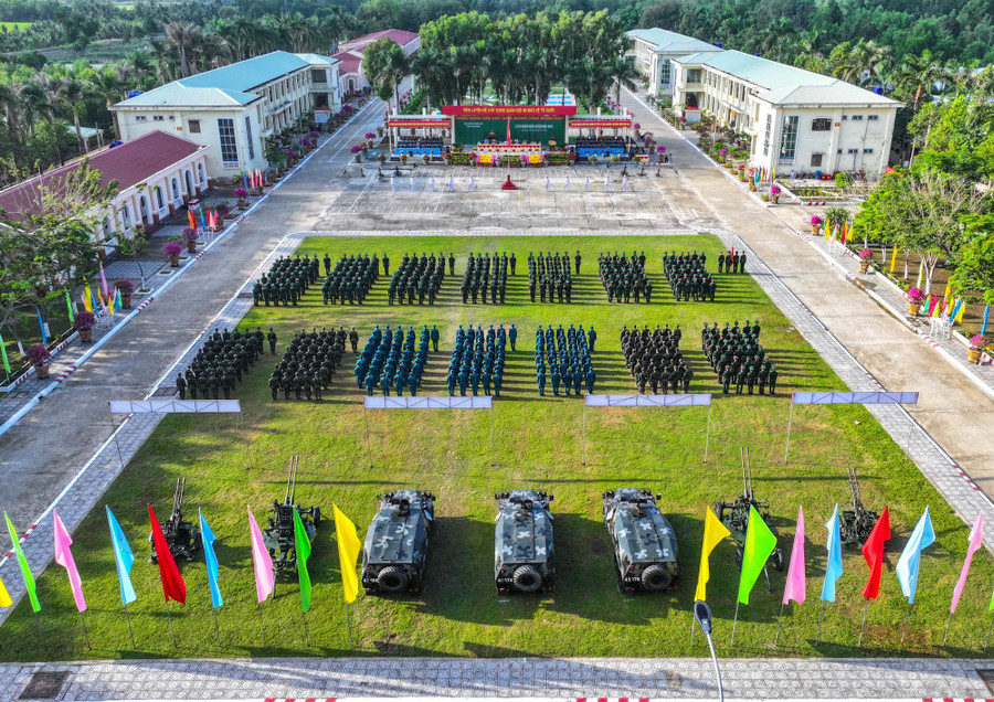 Lễ ra quân tạo khí thế thi đua, động viên cán bộ, chiến sĩ.