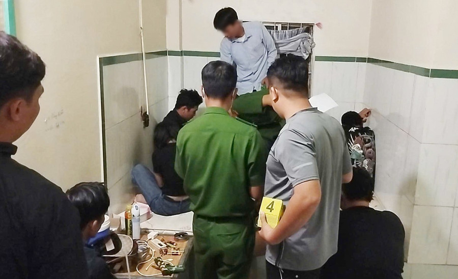 Lực lượng chức năng tổ chức khám nghiệm hiện trường. Ảnh: Tiến Tầm. ma-tuy-da-1.jpg