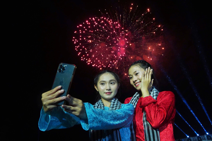 Màn trình diễn bắn pháo hoa tầm cao tại Cần Thơ vào tối 2/9 thu hút rất đông người dân và du khách. (Ảnh: Yến Phương)