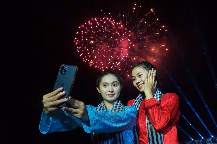 Màn trình diễn bắn pháo hoa tầm cao tại Cần Thơ vào tối 2/9 thu hút rất đông người dân và du khách. (Ảnh: Yến Phương)