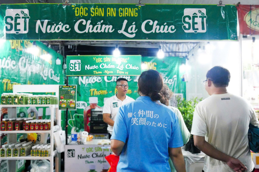Gian hàng nước chấm lá chúc có mặt tại các chương trình Hội chợ xúc tiến thương mại.