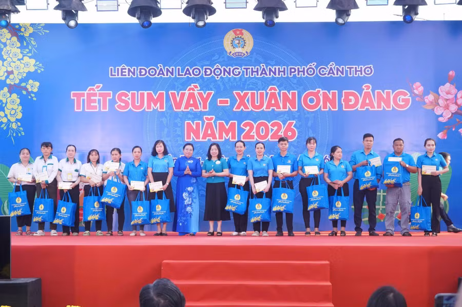 Bà Thái Thu Xương, Phó Chủ tịch Thường trực Tổng LĐLĐ Việt Nam và bà Hồ Thị Cẩm Đào, Phó Bí thư Thành ủy, Chủ tịch Uỷ ban MTTQ Việt Nam TP Cần Thơ, trao quà Tết cho đoàn viên, người lao động.