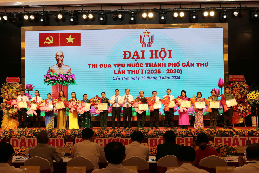Các tập thể, cá nhân nhận Bằng khen. thi-dua-0.jpg