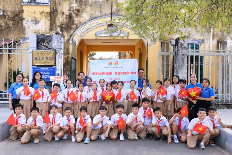 Thầy trò Trường Tiểu học Ngô Quyền trải nghiệm hành trình về nguồn tại Di tích lịch sử Khám Lớn Cần Thơ.