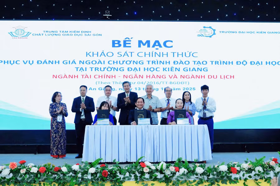 Ký kết Biên bản hoàn thành đợt Khảo sát chính thức tại Trường ĐH Kiên Giang.