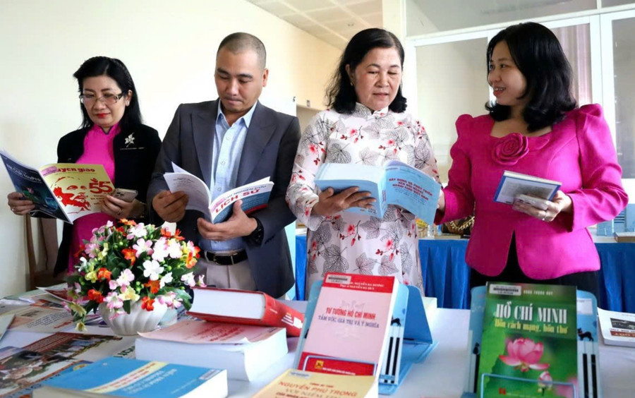 Trưng bày sách tại Lễ phát động "Tuần lễ hưởng ứng học tập suốt đời và kỷ niệm Ngày Khuyến học Việt Nam tại Cần Thơ.