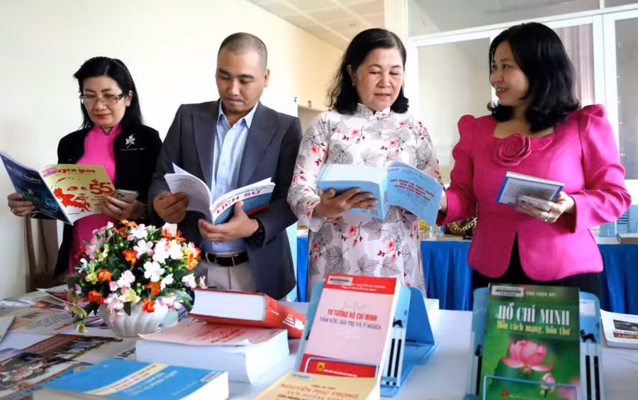 Trưng bày sách tại Lễ phát động "Tuần lễ hưởng ứng học tập suốt đời và kỷ niệm Ngày Khuyến học Việt Nam tại Cần Thơ.