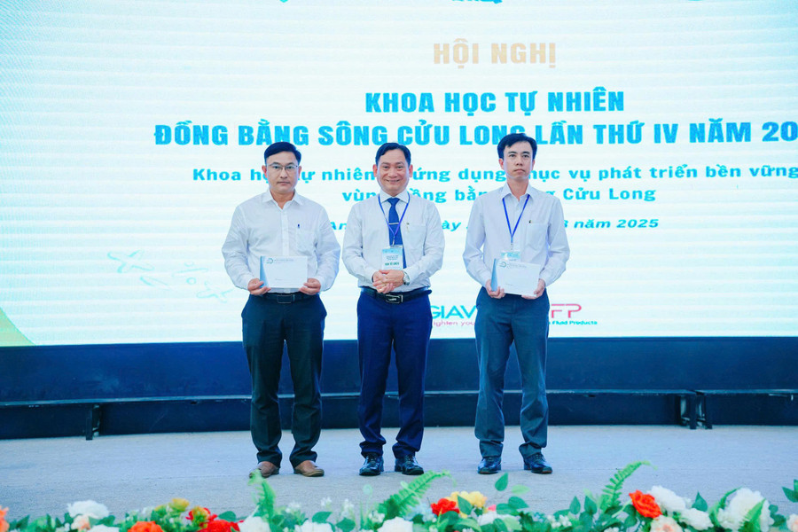 TS. Nguyễn Văn Thành trao giải thưởng cho đại diện các báo cáo poster xuất sắc nhất. dai-hoc-kien-giang-4.jpg