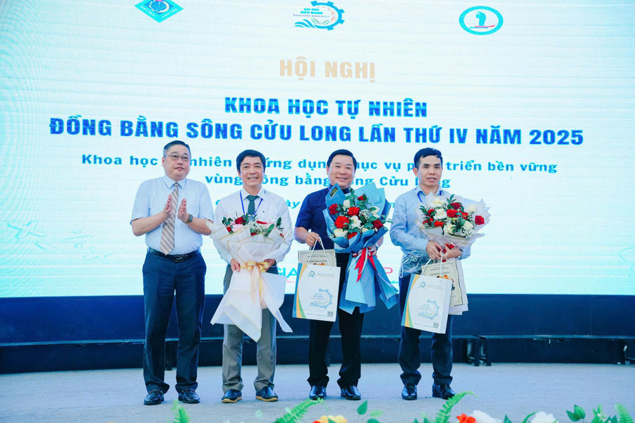 TS Nguyễn Hữu Thọ - Chủ tịch Hội đồng trường Trường ĐH Kiên Giang tặng hoa Ban Tổ chức Hội nghị.