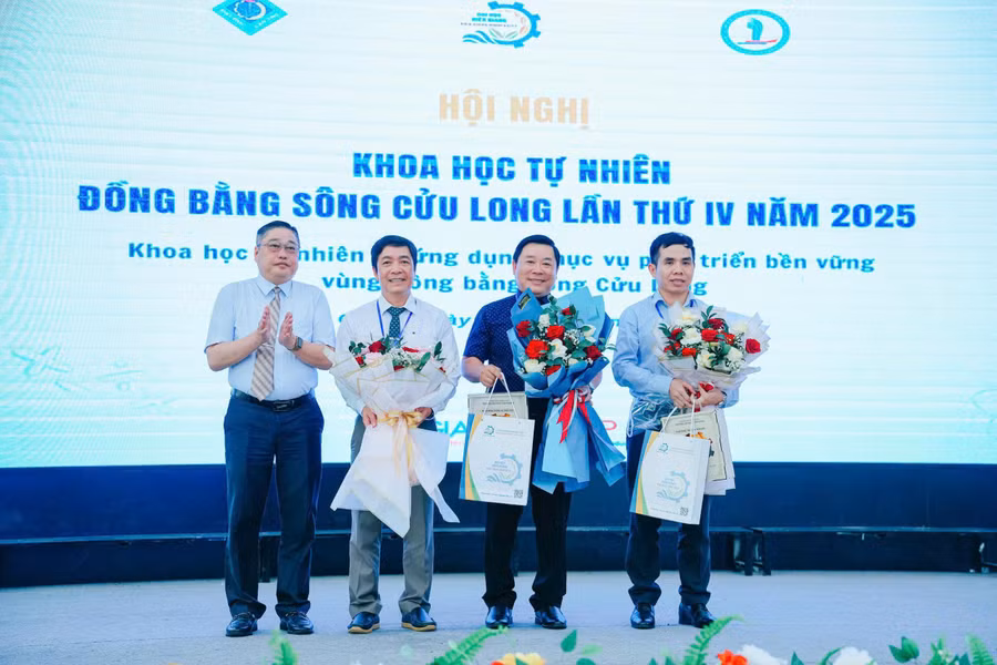 TS Nguyễn Hữu Thọ - Chủ tịch Hội đồng trường Trường ĐH Kiên Giang tặng hoa Ban Tổ chức Hội nghị.