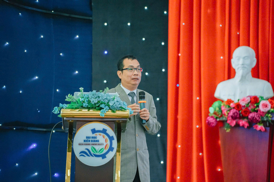 PGS.TS Đỗ Thanh Nghị trình bày tham luận. dai-hoc-kien-giang-0.jpg
