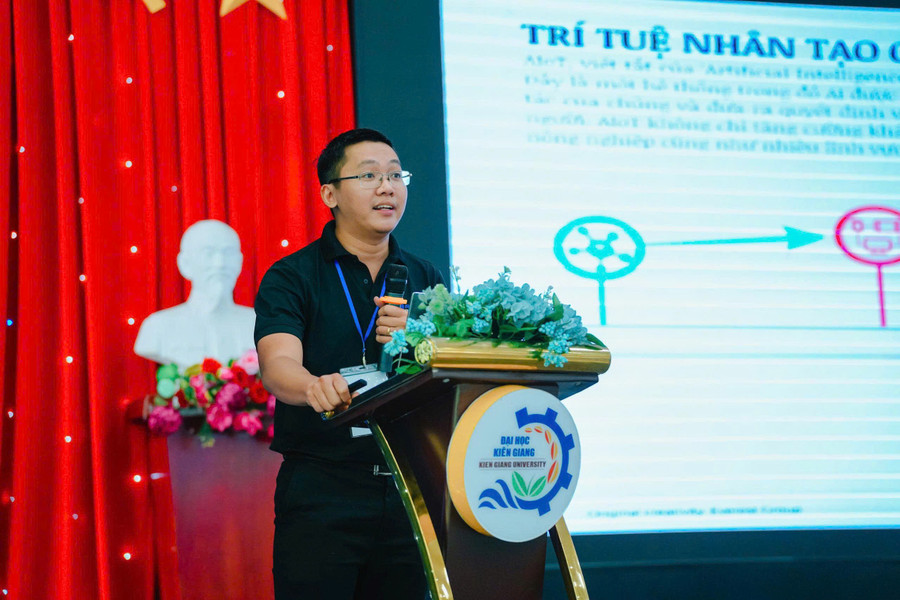 Kỹ sư Thái Nguyễn Hoài Thiên trình bày tham luận. dai-hoc-kien-giang-01.jpg