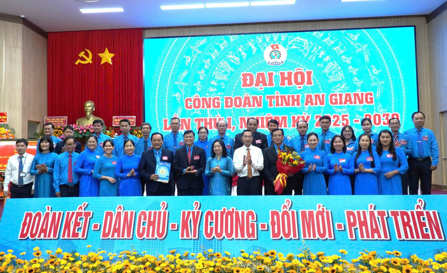 Bà Thái Thu Xương và ông Nguyễn Thanh Nhàn trao quyết định, tặng hoa cho Ban Chấp hành LĐLĐ tỉnh An Giang.