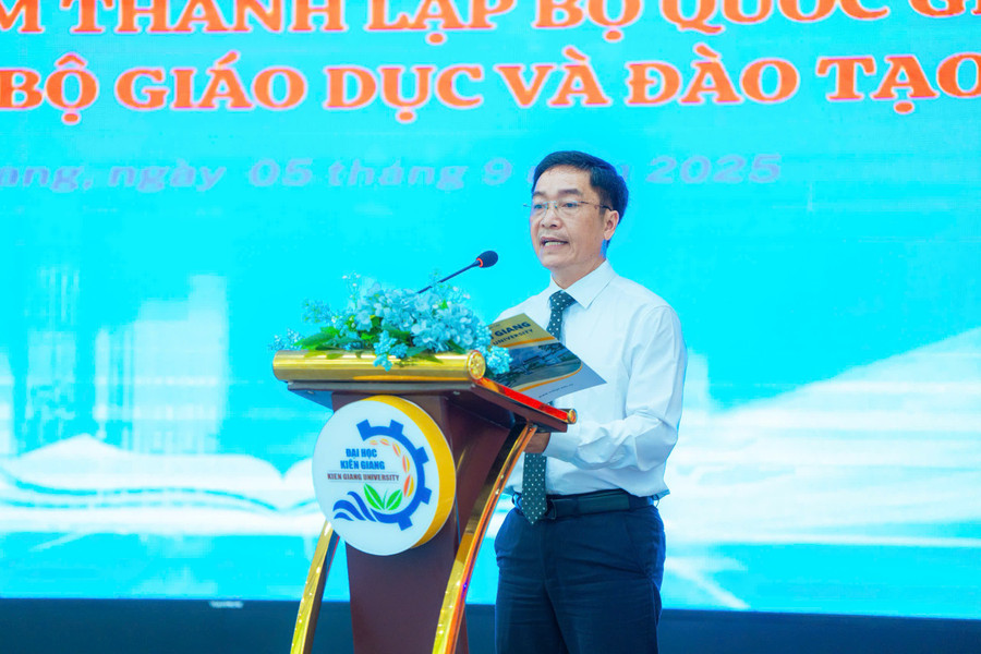 PGS.TS Nguyễn Trung Cang, Phó Hiệu trưởng Trường Đại học Kiên Giang phát biểu khai giảng năm học mới. dh-kien-giang7.jpg