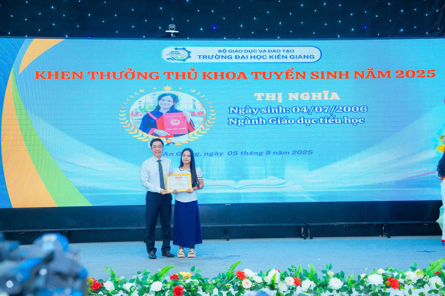 PGS.TS Nguyễn Trung Cang trao khen thưởng cho tân thủ khoa năm 2025. dh-kien-giang-4.jpg