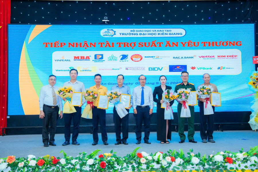 TS Nguyễn Hữu Thọ, Chủ tịch Hội đồng Trường và TS Ngô Văn Thiện, Phó Chủ tịch Hội đồng Trường đại diện nhà trường tiếp nhận tài trợ, trao thư cảm ơn đến các doanh nghiệp, nhà tài trợ. dh-kien-giang-1.jpg