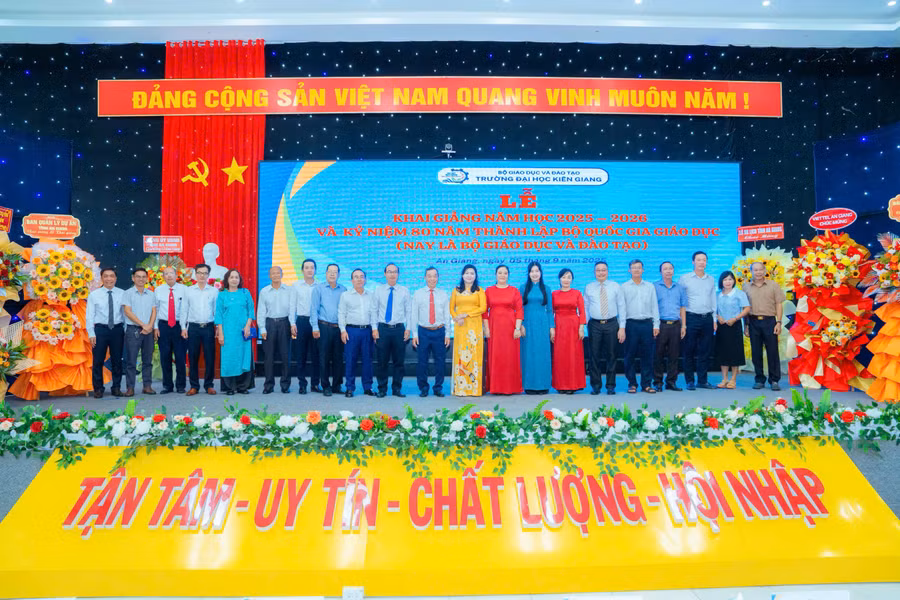 Thầy và trò Trường Đại học Kiên Giang quyết tâm thực hiện thắng lợi các nhiệm vụ năm học mới.
