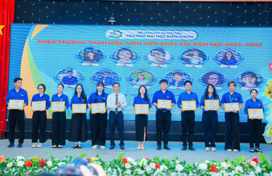 PGS.TS Nguyễn Trung Cang trao thưởng cho các sinh viên xuất sắc. dh-kien-giang-0.jpg