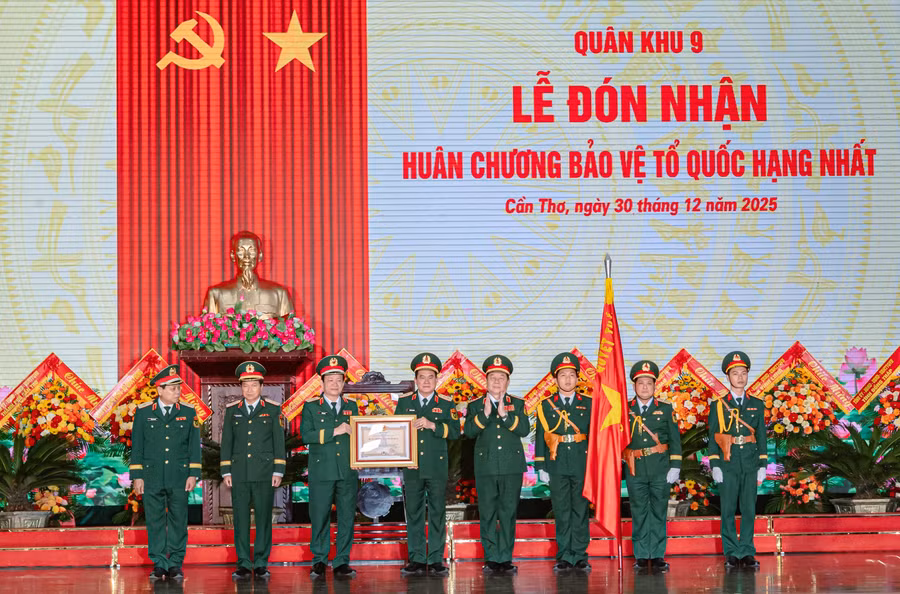 Đại tướng Nguyễn Trọng Nghĩa thay mặt lãnh đạo Đảng, Nhà nước trao Huân chương Bảo vệ Tổ quốc hạng Nhất tặng Lực lượng vũ trang Quân khu 9.