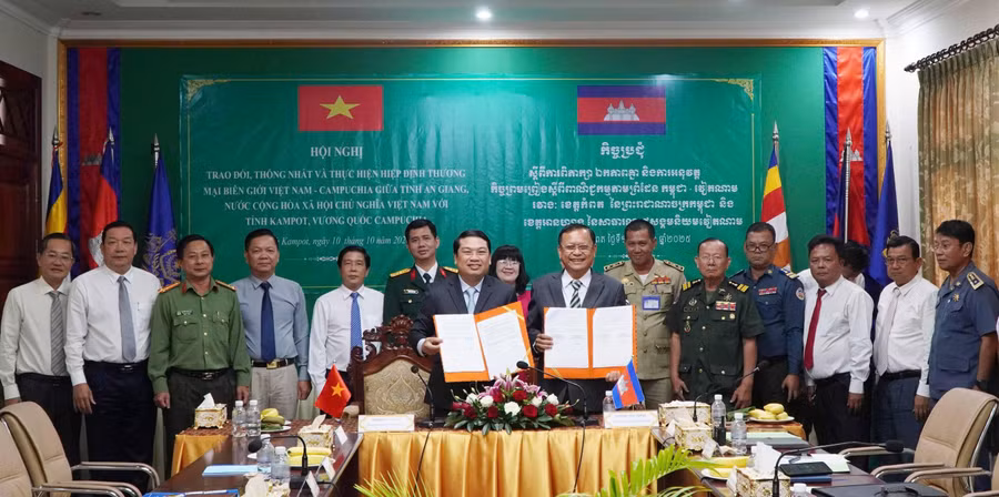 Ký kết biên bản về trao đổi, thống nhất và thực hiện Hiệp định Thương mại biên giới Việt Nam - Campuchia giữa hai tỉnh An Giang và Kampot. Ảnh: Phương Vũ.