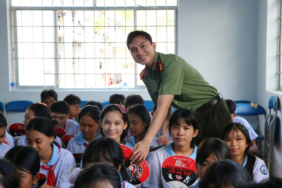Ban Thanh niên Công an tỉnh tặng quạt tay có in nội dung tuyên truyền về phòng, chống tội phạm vận chuyển, mua bán, sử dụng trái phép chất ma túy. Ảnh: Tiến Dũng. ma-tuy-ag-0.jpg