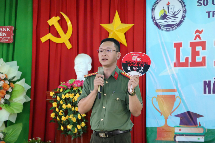 Trung tá Trương Văn Quốc tuyên truyền pháp luật về phòng, chống tội phạm ma túy cho các em học sinh. Ảnh: Tiến Dũng. ma-tuy-ag-4.jpg