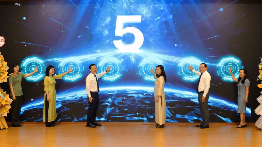 Nghi thức bấm nút công bố chính thức triển khai bệnh án điện tử và ra mắt Cổng dữ liệu ngành Y tế TP Cần Thơ.