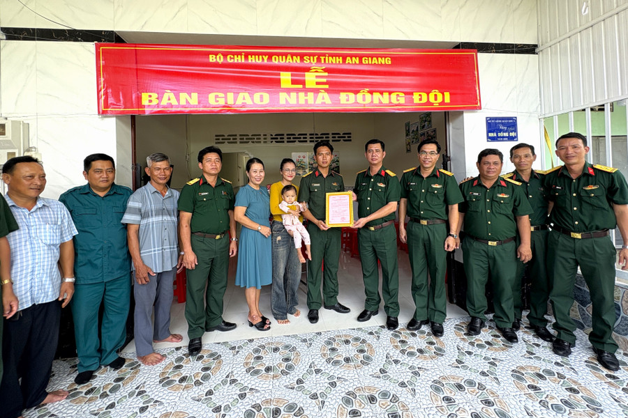 Lễ bàn giao Nhà đồng đội tại xã Bình An, tỉnh An Giang. Ảnh: Phương Vũ.