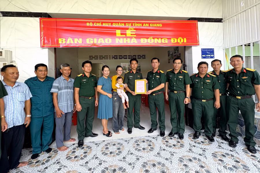 Lễ bàn giao Nhà đồng đội tại xã Bình An, tỉnh An Giang. Ảnh: Phương Vũ.