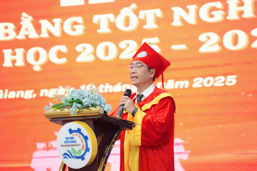 PGS.TS Nguyễn Trung Cang, Phó Hiệu trưởng nhà trường phát biểu tại buổi lễ. Ảnh: Như Ý. trao-bang-tot-nghiep.jpg