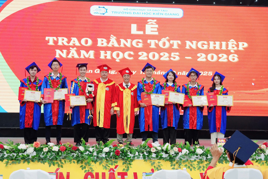 TS Nguyễn Hữu Thọ, Chủ tịch Hội đồng trường cùng PGS.TS Nguyễn Trung Cang, Phó Hiệu trưởng trao bằng tốt nghiệp và giấy khen cho sinh viên tốt nghiệp loại xuất sắc, giỏi. Ảnh: Như Ý.