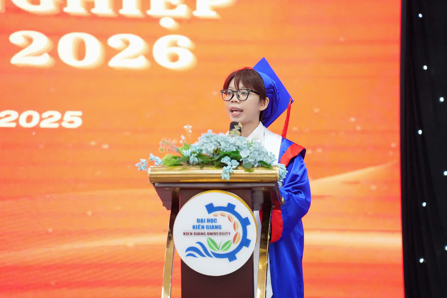 Em Trần Ngọc Huyền, thủ khoa ngành Ngôn ngữ Anh, đại diện các tân khoa phát biểu tại buổi lễ. Ảnh: Như Ý. trao-bang-tot-nghiep-0.jpg