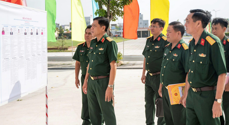 Thiếu tướng Huỳnh Văn Ngon, Phó Chính ủy Quân khu 9, kiểm tra công tác chuẩn bị bầu cử tại Bộ Chỉ huy Quân sự tỉnh An Giang.