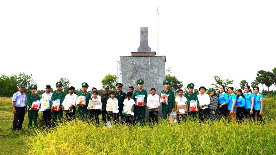 Ban Tổ chức trao tặng quà cho các em học sinh tại huyện Kampong Trach, tỉnh Kampot (Vương quốc Campuchia).