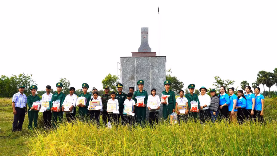 Ban Tổ chức trao tặng quà cho các em học sinh tại huyện Kampong Trach, tỉnh Kampot (Vương quốc Campuchia).