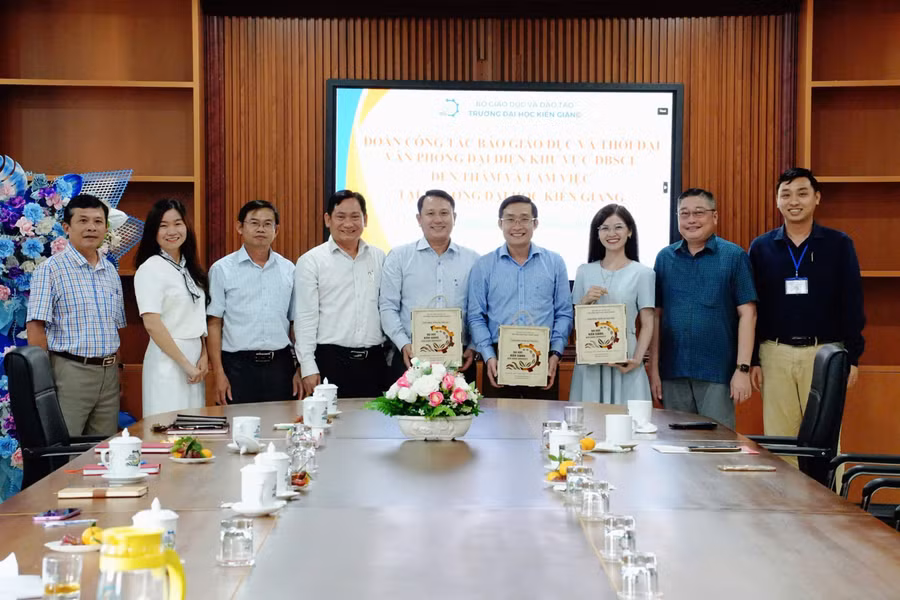 Đại diện nhà trường và đoàn công tác Báo GD&TĐ chụp ảnh lưu niệm.