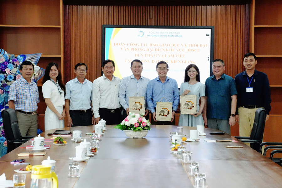 Đại diện nhà trường và đoàn công tác Báo GD&TĐ chụp ảnh lưu niệm.