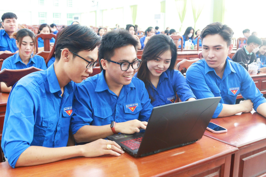 Sinh viên Trường Đại học Kiên Giang đẩy mạnh các hoạt động nâng cao năng lực số. 