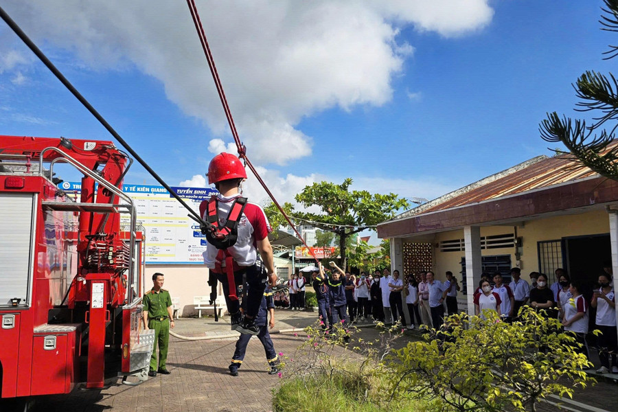 Hướng dẫn kỹ năng, trải nghiệm và thực hành chữa cháy, cứu nạn, cứu hộ cho cán bộ, giảng viên và sinh viên. sinh-vien-hoa-hoan-2.jpg