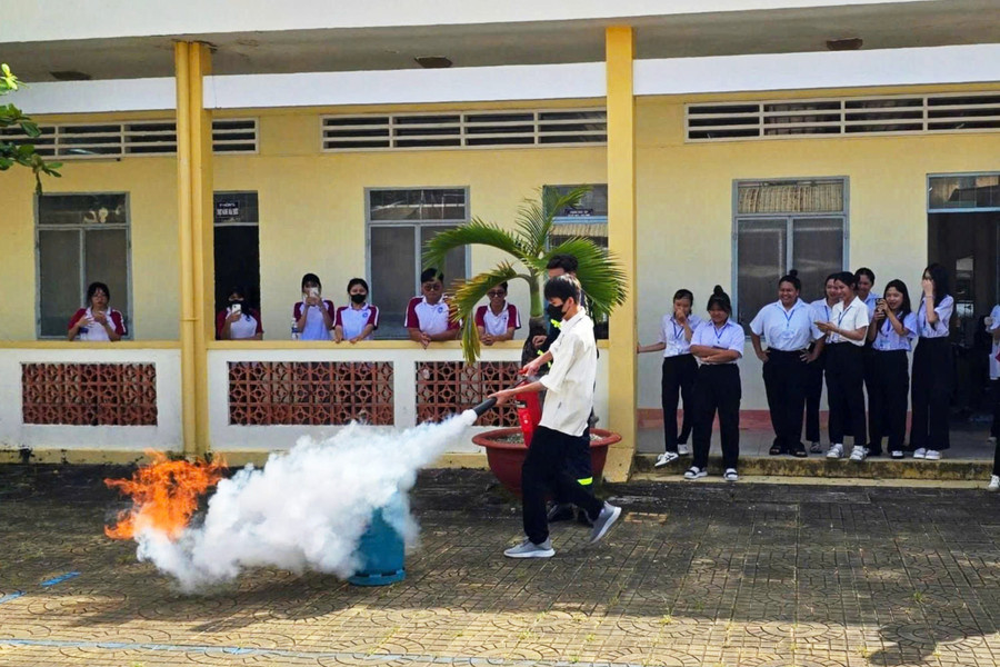 Các em sinh viên trải nghiệm và thực hành chữa cháy, cứu nạn cứu hộ. sinh-vien-hoa-hoan.jpg
