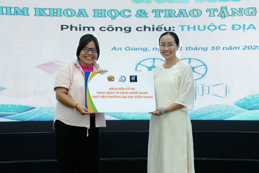 ThS Trương Lê Na (bên trái) trao bảng tượng trưng tặng Tủ sách Nghề Xanh cho Trường Đại học Kiên Giang. chieu-phim-khoa-hoc.jpg