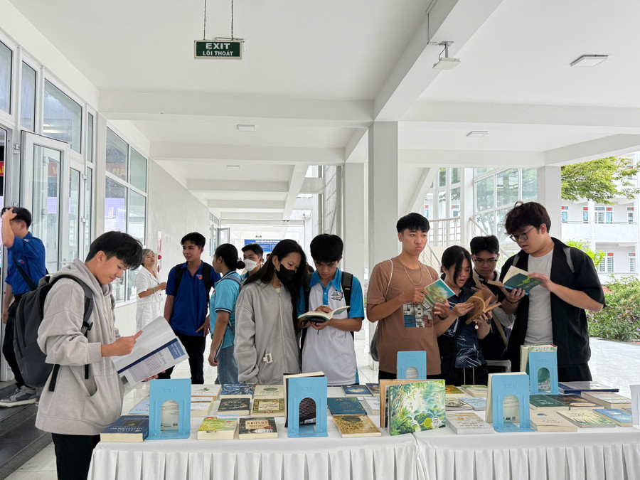 Sinh viên tham quan tại khu vực trưng bày.